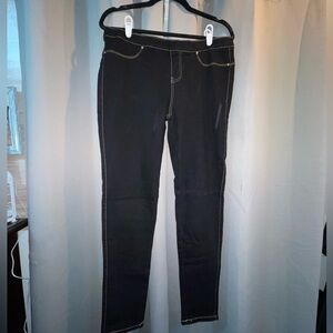 Sleek Black Skinny Jeans with Contrast Stitching